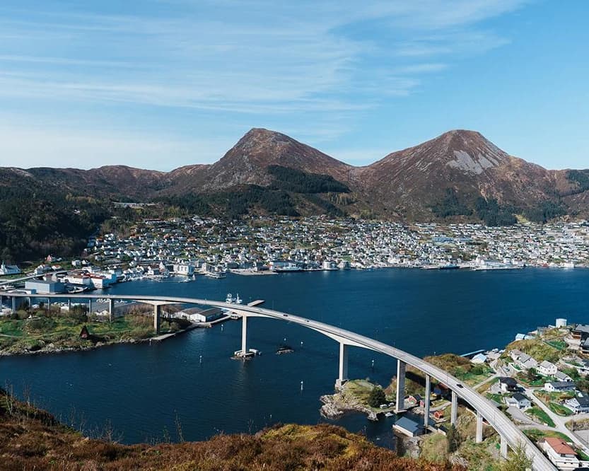 Utsikt over Måløy og kysten fra luften