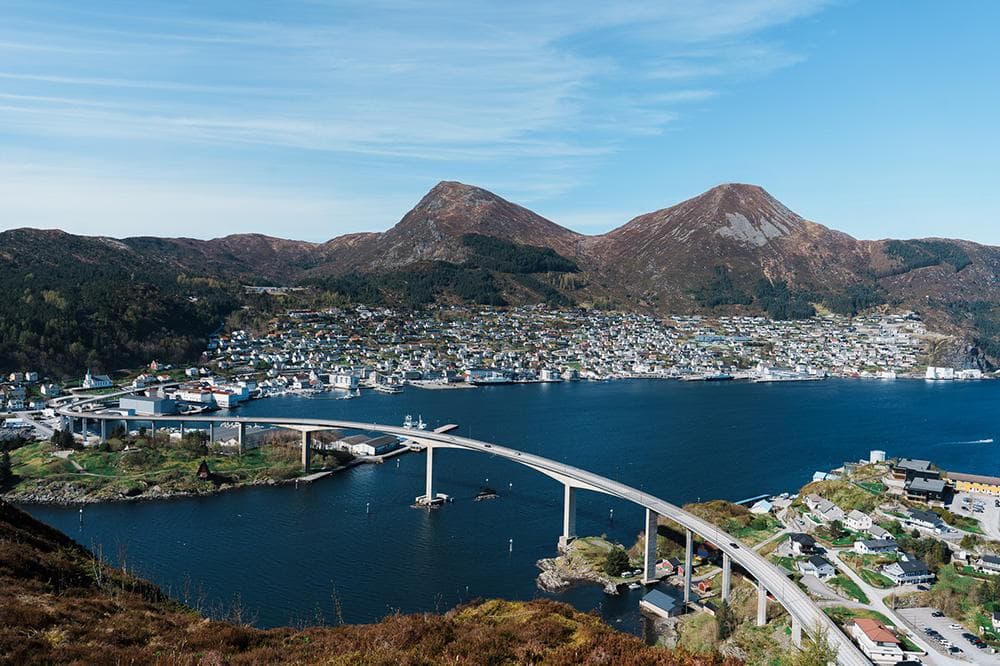 Utsikt over Måløy og kysten fra luften